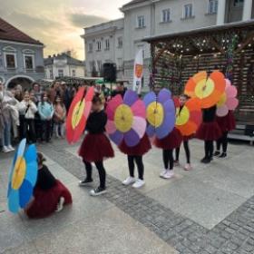 Występ kl. 3b podczas jarmarku „Kolory Wiosny” 