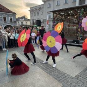 Występ kl. 3b podczas jarmarku „Kolory Wiosny” 