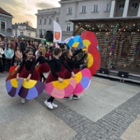 Występ kl. 3b podczas jarmarku „Kolory Wiosny” 