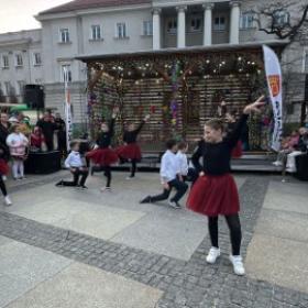 Występ kl. 3b podczas jarmarku „Kolory Wiosny” 