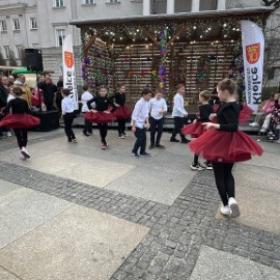 Występ kl. 3b podczas jarmarku „Kolory Wiosny” 