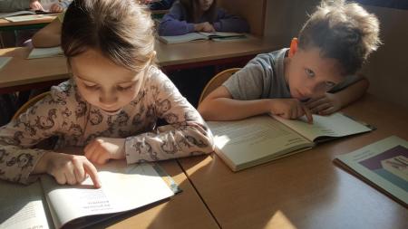 Uczniowie klasy 1 b czytają ksiązki podczas akcji "Przerwa na czytanie".