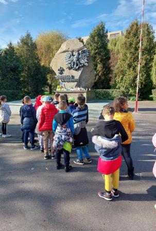 Uczniowie SP12 w drodze pod Pomnik Harcerzy Poległych za Ojczyznę. 