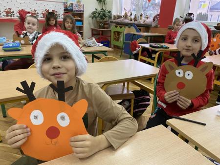 Uczniowie klasy 1 podczas zajęć edukacji technicznej prezentują renifery z papieru