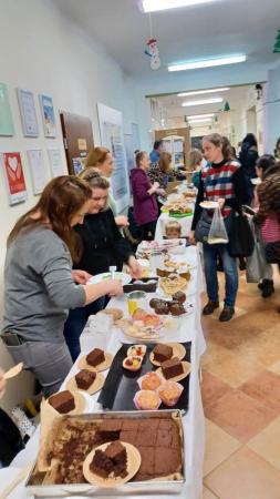 Uczniowie, rodzice i nauczyciele podczas kiermaszu ciast