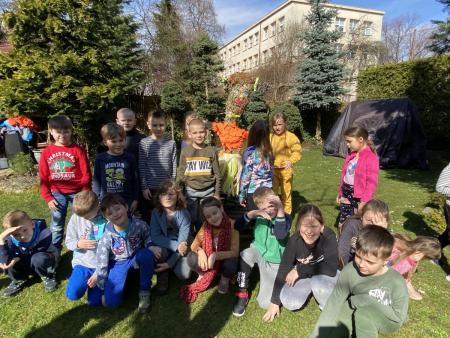 Uczniowie klasy 1 podczas pożegnania zimy - Palenie Marzanny