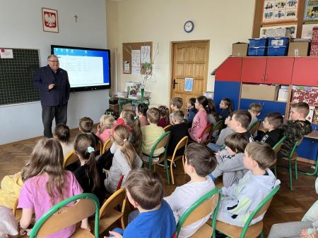 Uczniowie i Gość spotkania podczas wykładu "Nasza droga do czystego środowiska"