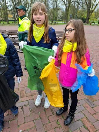 Dwie uczennice klasy 4a z workami na śmieci podczas akcji sprzątania świata w kieleckim parku