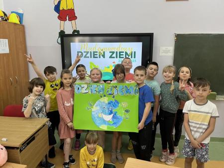 Uczniowie lkasy 2a prezentują swój plakat propagujący ochronę ziemi