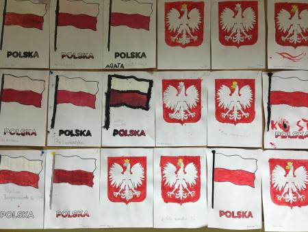 prace plastyczne uczniów świetlicy - Polskie flagi i godła