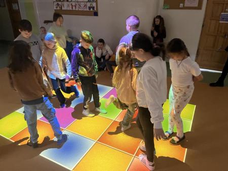 Uczniowie klas trzecich podczas ćwiczeń z wykorzystaniem podłogi Fun Floor