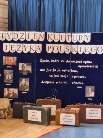 Dekoracja - parawan z napisem Tydzień Kultury Języka oraz walizki poetów