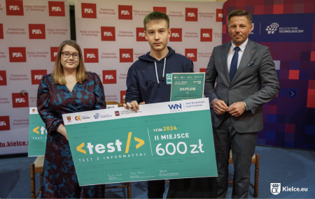 Uczeń z nagrodą i dwoje dorosłych