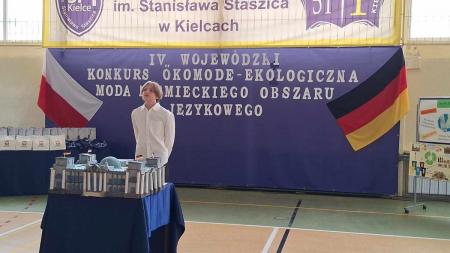 Uczeń prezentujący swoją pracę podczas konkursu