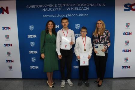 Uczniowie i nauczycielki podczas rozdania nagród