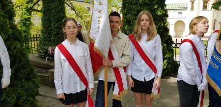 Uczniowie ze sztandarem SP 12 w Kielcach