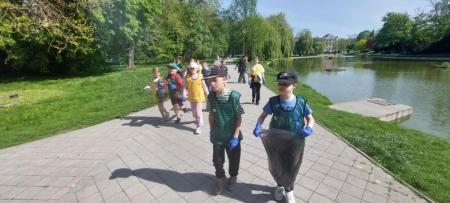 Uczniowie sprzątający park
