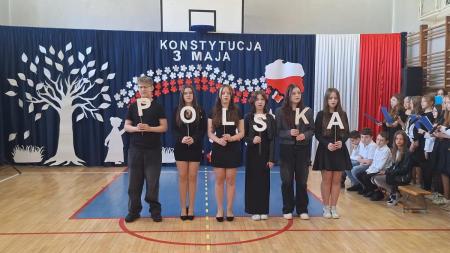 Uczniowie wystepujący na sali gimanstycznej