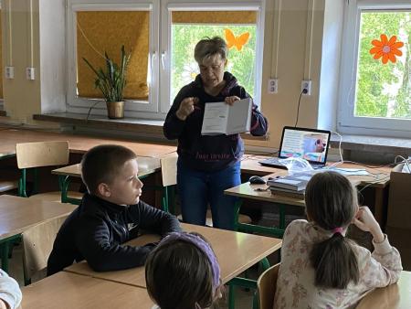 Nauczyciel i uczniowie podczas zajęć