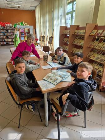 uczniowie i nauczycielka podczas gry miejskiej