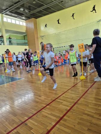uczennica w trakcie konkurencji sportowej
