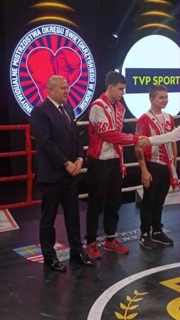 Uczeń odbierający gratulacje