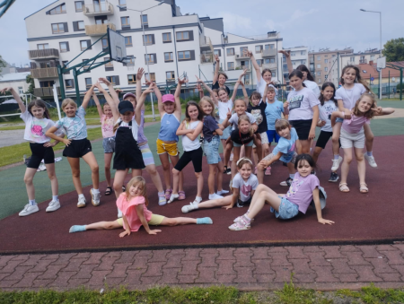 członkowie zespołu tanecznego na zdjęciu grupowym