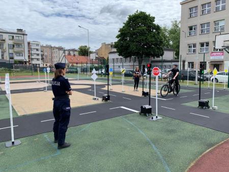 Policjantka, nauczyciel i rowerzysta podczas egzaminu na kartę rowerową