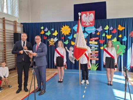 Uczniowie trzymający sztandar szkoły, Dyrektor