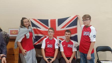 Uczniowie z flagą Wielkiej Brytanii