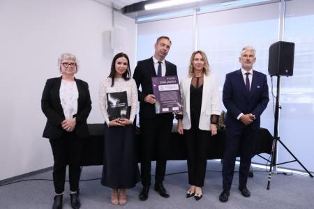 Dyrektor i nauczyciele po odebraniu nagród