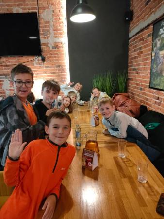 uczniowie klasy 4b w pizzerii