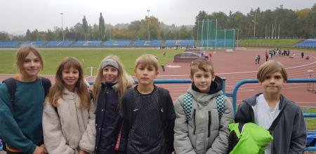 uczniowie podczas zawodów sportowych
