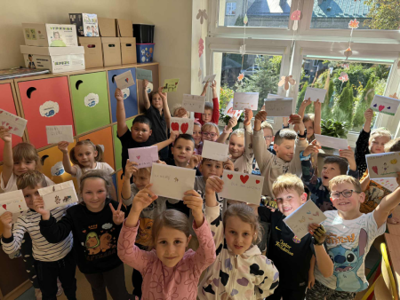 Uczniowie klasy 1b z własnoręcznie wykonanymi laurkami