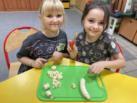 uczennice przygotowujące sałatkę owocową