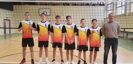 drużyna wraz z trenerem