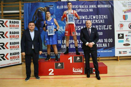 Uczeń na 1 miejscu podium