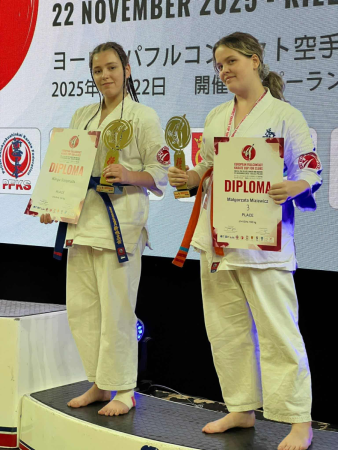 Dwie uczennice na 3 stopniu podium