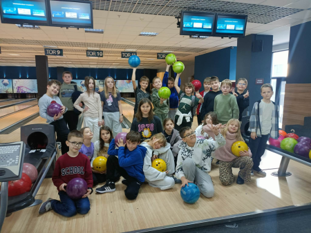 Klasa 4b podczas wyjścia na kręgle