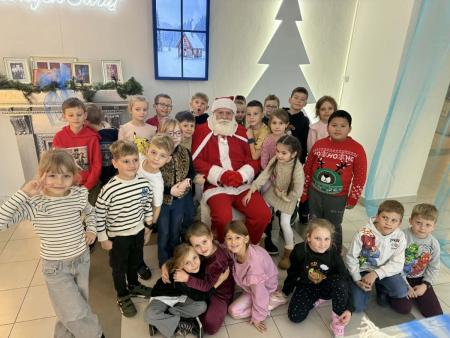 Uczniowie klasy 1b ze Świętym Mikołajem
