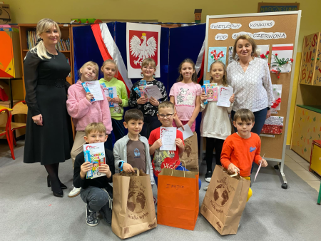 nauczyciele i nagrodzeni uczniowie