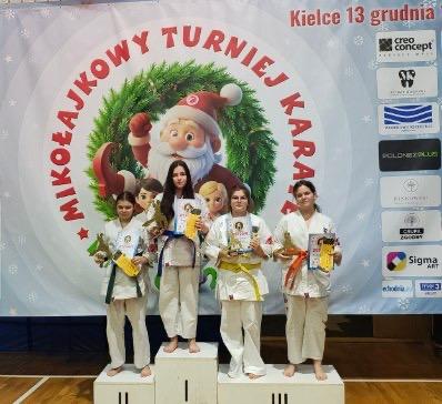 Zawodniczki karate na podium