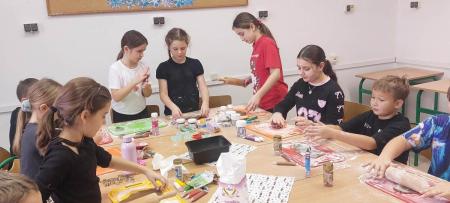 Uczniowie robiący pierniki