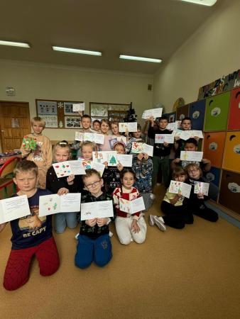 Uczniowie z przygotowanymi własnoręcznie kartkami
