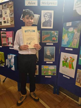 Nagrodzony uczeń z dyplomem