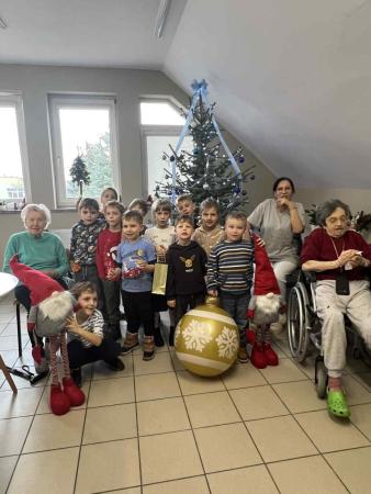 Uczniowie i seniorzy podczas zajęć