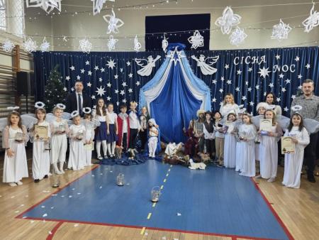 uczniiowie i nauczyciele po Jasełkach Bożonarodzeniowych