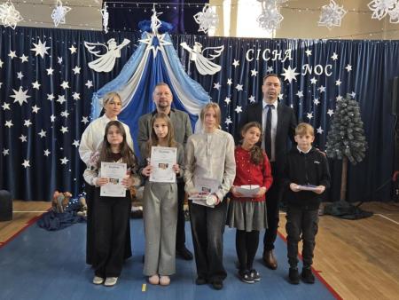 nauczyciele i nagrodzeni uczniowie