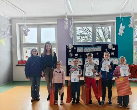 nauczyciele i nagrodzeni uczniowie