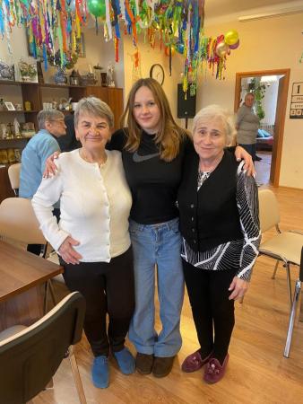 Uczennica ze starszymi kobietami